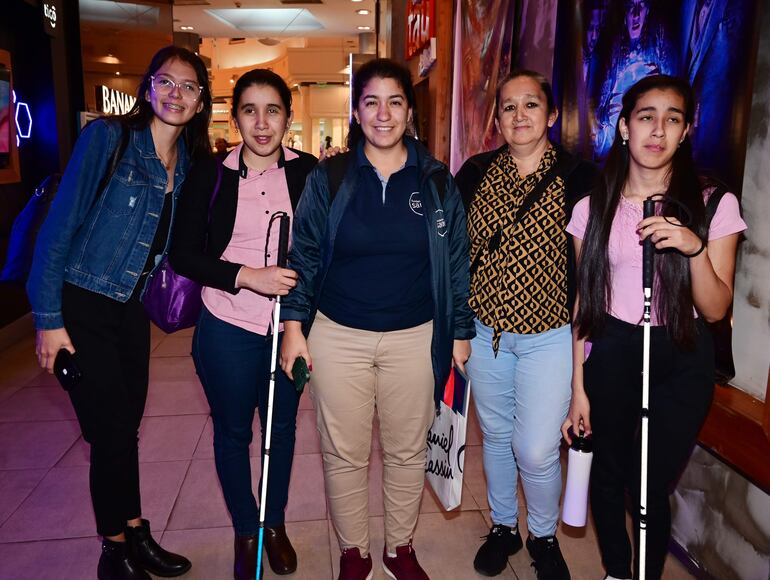 Mica Arrúa, Liz Díaz, Elizabeth Cabral, Luz Barreto y Jéssica Díaz.
