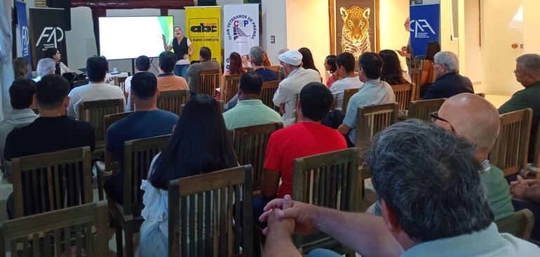 La exposición de Mabel Rehnfeldt fue seguida con mucha atención por los numerosos presentes en el Zielo Hotel.