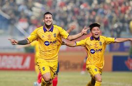 Sebastián Zaracho, festejando un gol para el Song Lam Nghe An de Vietnam.