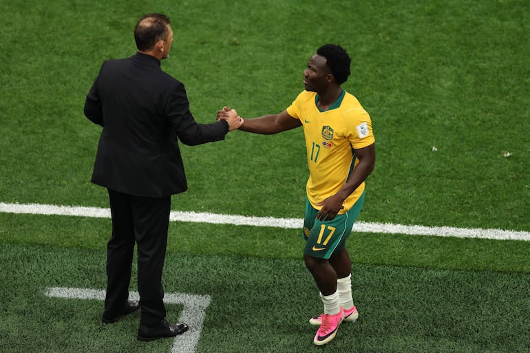 Nestory Irankunda #17 de Australia estrecha la mano de Tony Popovic, director técnico de Australia, al ser sustituido durante el partido del Grupo D de la Copa Mundial de la FIFA 2026 entre Australia y Turquía en el BC Place Vancouver.