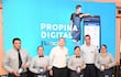Seis personas, cuatro mujeres y dos hombres, posan frente a una pantalla con el logo de Bancard, todos sonrientes y con dispositivos móviles.