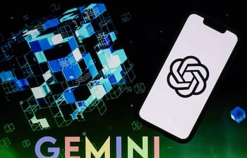 Fotografía de archivo fechada el 11 de septiembre de 2023 de una ilustración que muestra un teléfono móvil con el logotipo de Open AI y Chat GPT de Microsoft Corporation sobre una pantalla que muestra las letras Google Gemini, en Los Ángeles (EE.UU.). Android, el sistema operativo de Google, anunció este miércoles nuevas capacidades autónomas de su inteligencia artificial (IA), Gemini, que podrán ejecutar tareas "tediosas y de múltiples pasos" como pedir un taxi, hacer la lista de las compras, buscar en internet fotos de prendas y detectar estafas telefónicas.