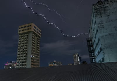 Un imponente rayo cruza el cielo durante la llegada de una intensa tormenta.