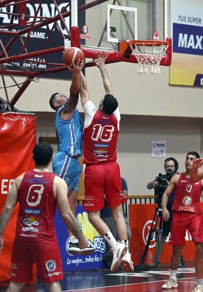 Diego Ortega, de Guaireña, y Adolfo López,  de Félix Pérez, pelean el balón. Ganaron los rojos.