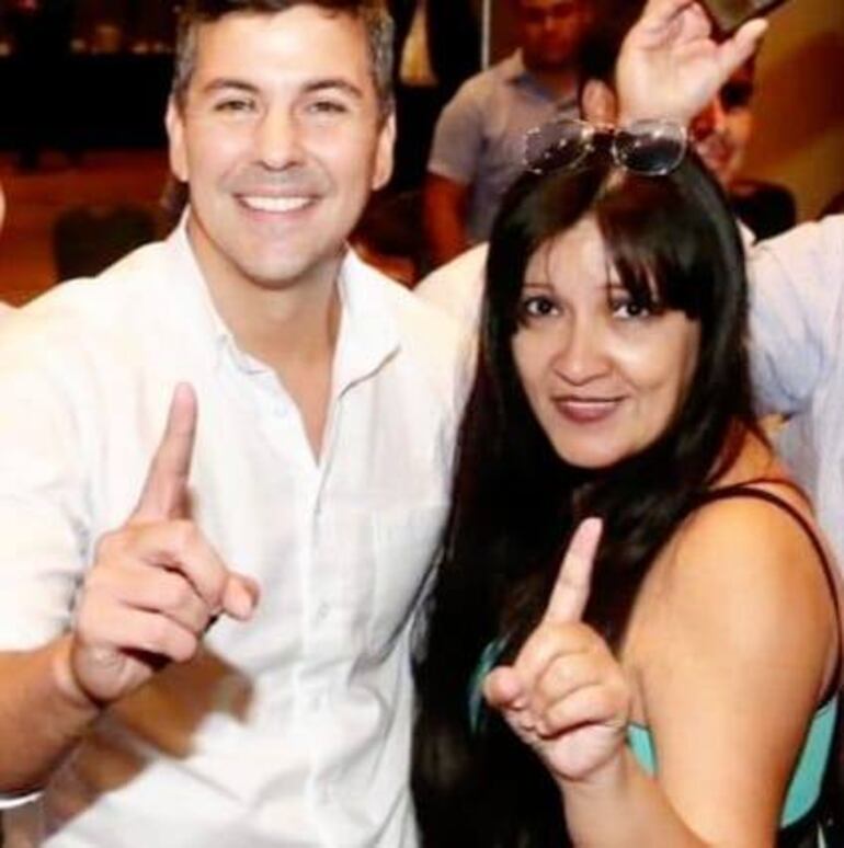 fátima ayala posando junto con el presidente de la república, Santiago Peña.