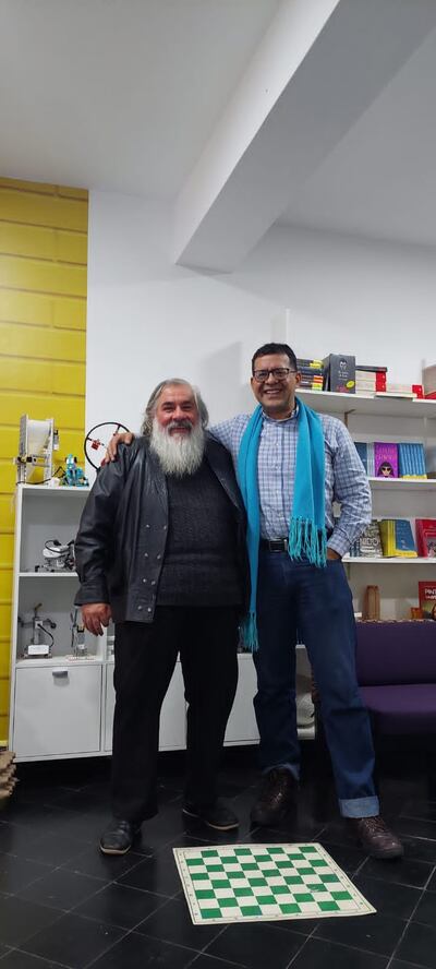 Francisco Ochelli (izq.), instructor de ajedrez y Nivaldo Escurra, responsable del área de Robótica Educativa.