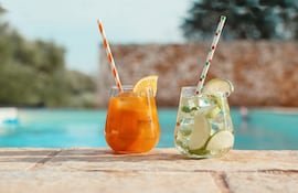 Tragos de verano junto a una pileta.
