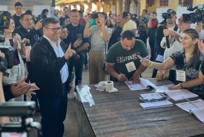 El candidato Dani Mujica tras depositar su voto en el Colegio Soldado Paraguayo.