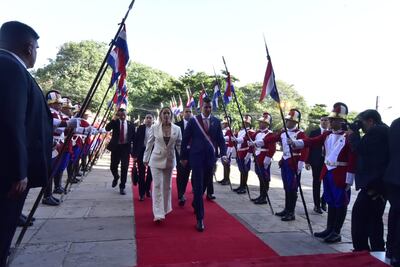 Llegada tardía de peña obligó a retrasar actos por el día dela patria.
