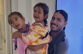 ¡Papá feliz! Tonny Sanabria con sus hijas Mía y Arianna.