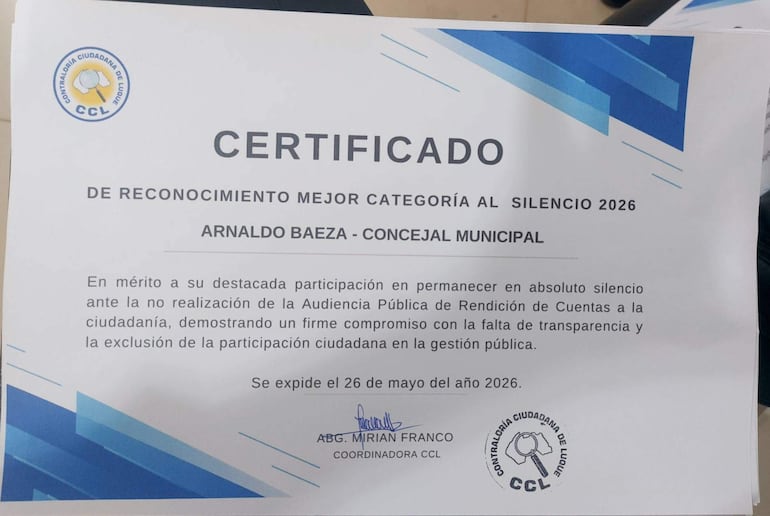 Certificado de reconocimiento presentado sobre una superficie plana, destacando el nombre de Arnaldo Baeza y la fecha de 26 de mayo de 2026.