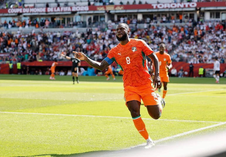 Franck Kessié, de Costa de Marfil, festeja tras anotar el primer gol del encuentro ante Alemania.