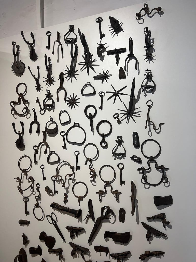 Varios elementos antiguos recuperados se exponen en el museo para que los visitantes conozcan la historia.