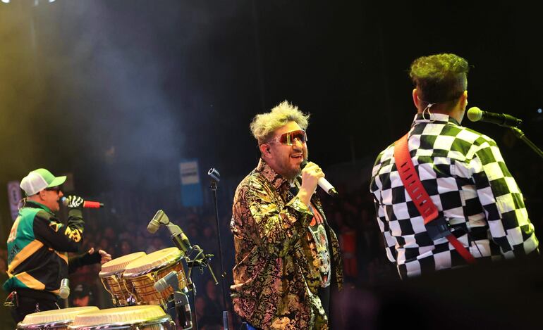 Cucho Parisi (centro) en un momento del show de Los Auténticos Decadentes.