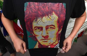 Un hombre muestra una camiseta con un retrato del exprimer ministro pakistaní Imran Khan durante una protesta en Karachi, el pasado domingo.