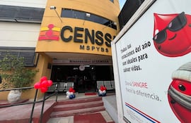 Entrada del CENSSA decorada con globos en colores rojo, blanco y azul, y cartel de promoción de donación de sangre.