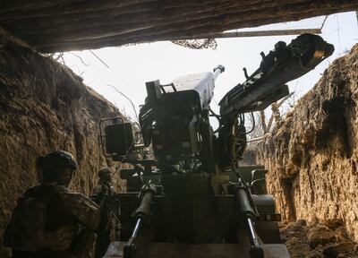 Soldados ucranianos en una posición de artillería en la región de Zaporiyia.