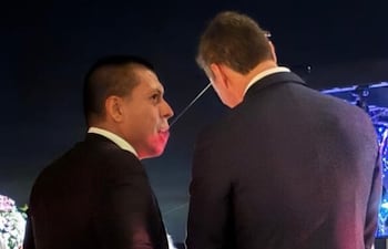 Miguel Vázquez habla al oído al presidente Santiago Peña.