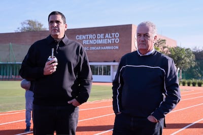 Robert Harrison, presidente de la Asociación Paraguaya de Fútbol, y Gustavo Alfaro (d), entrenador de la selección de Paraguay.