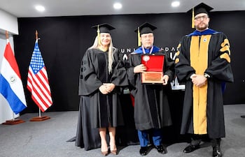 Directivos de la Universidad Americana hicieron entrega oficial del Doctorado Honoris Causa a Luis Noguerol.