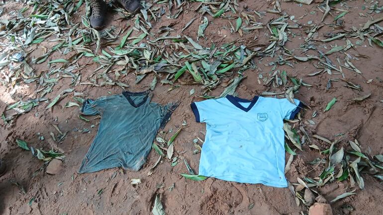 La remera verde era la que vestía Tobías Suárez el día en que fue arrastrado por el raudal. Al lado está otra de sus prendas, para confirmar la talla.