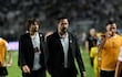 El director técnico argentino de Olimpia, Pablo Sánchez (C), ingresa al campo de juego antes del partido de ida de los octavos de final de la Copa Sudamericana ante Vasco da Gama, en el estadio São Januário en Río de Janeiro, Brasil.
