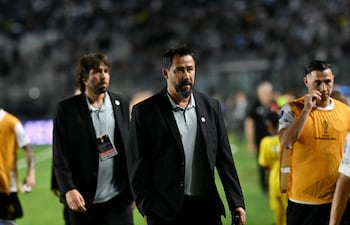 El director técnico argentino de Olimpia, Pablo Sánchez (C), ingresa al campo de juego antes del partido de ida de los octavos de final de la Copa Sudamericana ante Vasco da Gama, en el estadio São Januário en Río de Janeiro, Brasil.
