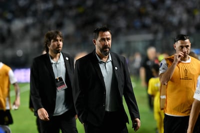 El director técnico argentino de Olimpia, Pablo Sánchez (C), ingresa al campo de juego antes del partido de ida de los octavos de final de la Copa Sudamericana ante Vasco da Gama, en el estadio São Januário en Río de Janeiro, Brasil.