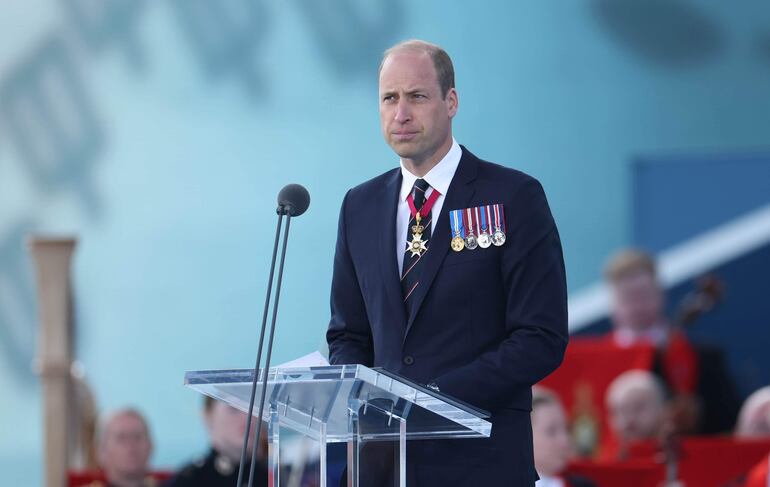 El príncipe de Gales, William, fue el encargado de dar un discurso en el acto conmemorativo del 80 aniversario del desembarco del Día D en Portsmouth. (EFE/EPA/NEIL HALL/POOL)
