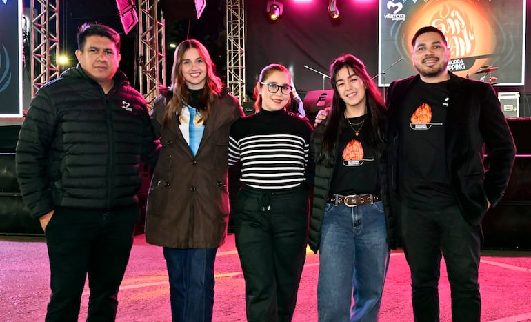 Grupo de cinco personas sonriendo, destacando estilos de moda en el Estacionamiento del Shopping Villa Morra.