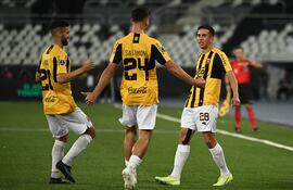 El paraguayo Romeo Benítez, jugador de Guaraní, celebra un gol en el partido contra Botafogo en la ida de los octavos de final de la Copa Sudamericana en el estadio Olímpico Nilton Santos, en Río de Janeiro, Brasil.