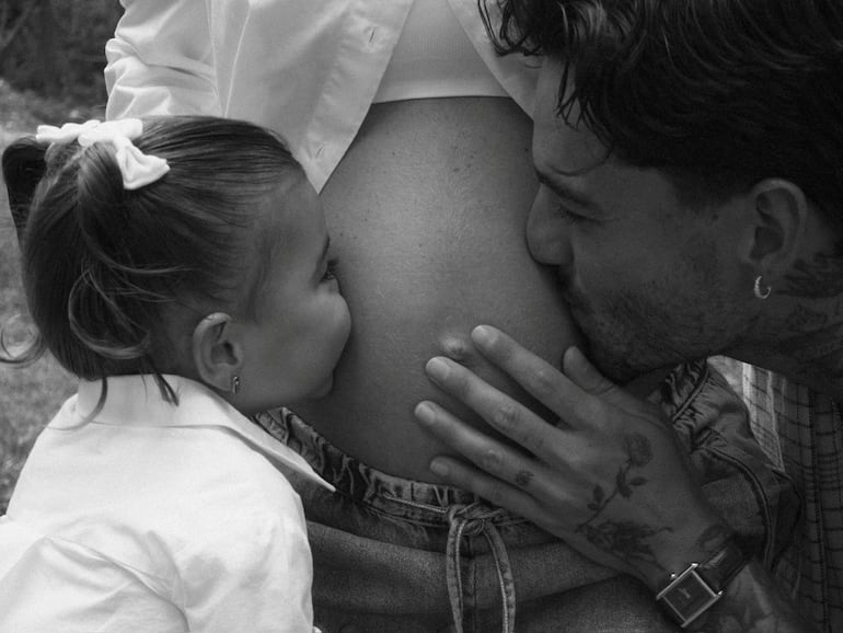 Con esta tierna postal, Maluma anunció que su segundo hijo está en camino. (Instagram/Maluma)