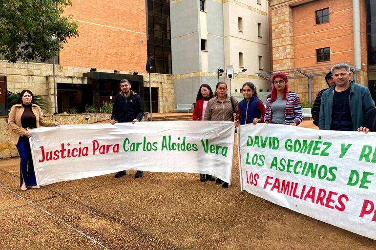 Familiares de la víctima se manifestaron frente al Poder Judicial para exigir justicia.
