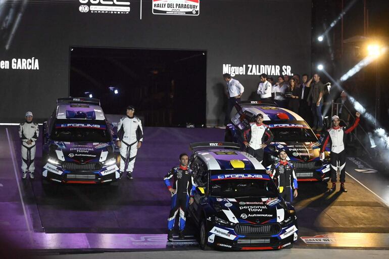 El equipo MZ Racing, con el mundialista Fau Zaldívar, su padre, Miki (i), y su hermano Migue (d).