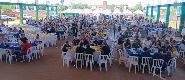 La cuarta edición del Costelão se convirtió así en un domingo de encuentro familiar, abundante asado, música, danza y confraternidad