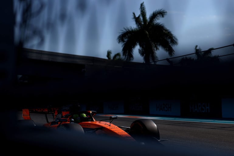 El monoplaza de McLaren del piloto británico Lando Norris durante la clasificación de la carrera sprint del Gran Premio de Miami de la Fórmula 1 en el Autódromo Internacional de Miami, en Miami Gardens, Estados Unidos. 