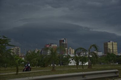Nubes negras y viento sobre la Costanera de Asunción.