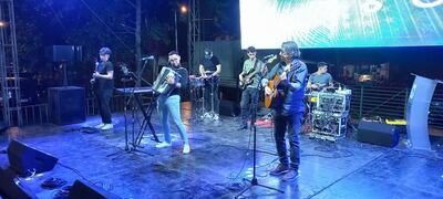 Alex Cardozo y su clan deleitando al público florideño con sus éxitos