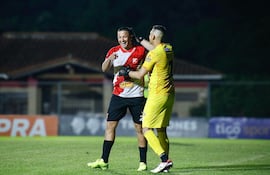Festejo entre Matías González Riveros y su portero, Joel Silva, luego de la definición en la tanda de penales que fue favorable a River Plate. (Foto: APF)