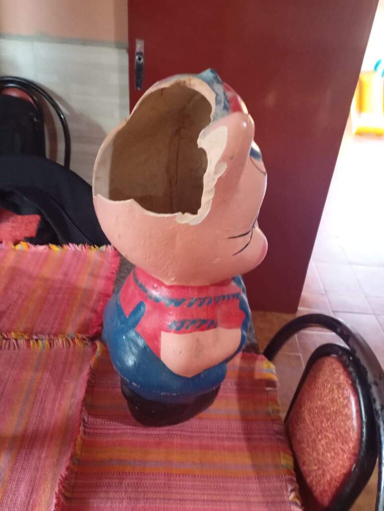 Los delincuentes rompieron la alcancía familiar para llevarse las monedas.