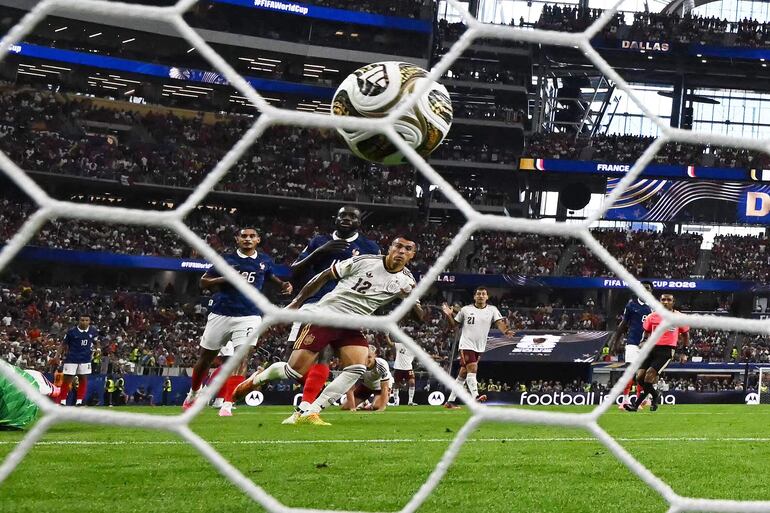 El defensa de España Pedro Porro remata y marca el segundo gol de su equipo durante el partido de semifinales del torneo de fútbol de la Copa Mundial 2026 entre Francia y España en el Dallas Stadium en Arlington.