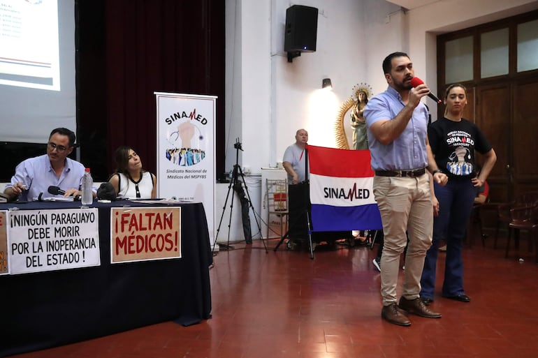 Un integrante del Sindicato Nacional de Médicos (Sinamed) en la asamblea de este jueves, en Asunción (Paraguay).