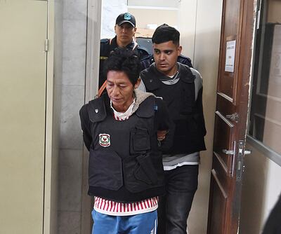 Ronaldo Armoa Riquelme se retira del Palacio de Justicia tras su audiencia de imposición de medidas ante la jueza Lici Sánchez.