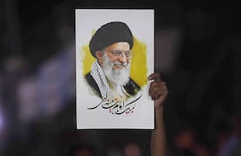 Una persona sostiene un cartel con un retrato del fallecido ayatolá Alí Jamenei, líder supremo de Irán, durante una protesta el pasado lunes en Karachi, Pakistán.