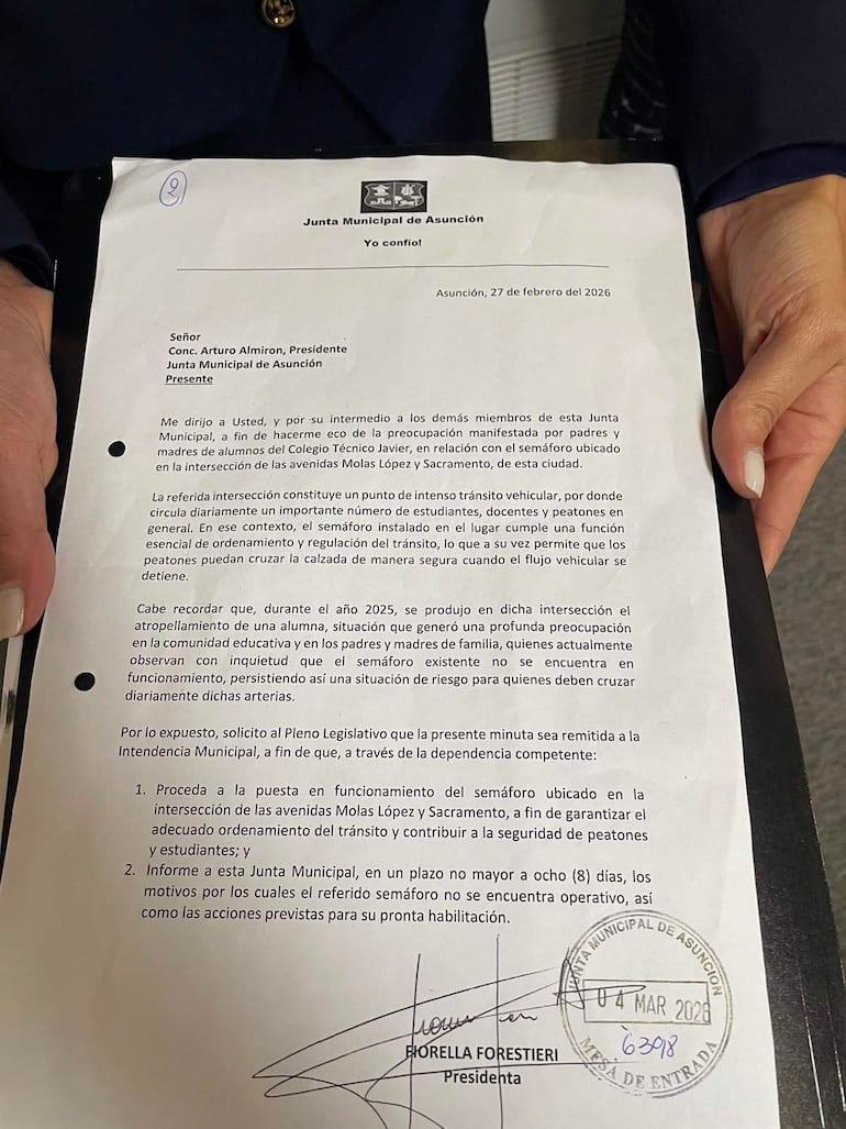 Documento oficial de la Junta Municipal con texto dirigido a Arturo Almiron, sobre semáforo en la intersección Molas López y Sacramento.
