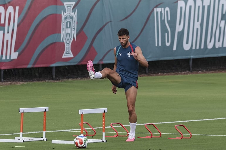 El jugador de la selección nacional de fútbol de Portugal, Rúben Dias, asiste a una sesión de entrenamiento en Palm Beach, Florida, EE. UU..