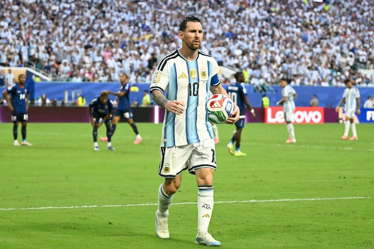 El delantero número de Argentina, Lionel Messi, hace un gesto durante el partido de fútbol de los dieciseisavos de final del Mundial 2026 entre Argentina y Cabo Verde en el Estadio de Miami, en Miami Gardens