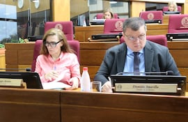 Guadalupe Aveiro (ANR, HC) y Dionisio Amarilla, liberocartista , representante de la Caja parlamentaria de Jubilaciones.