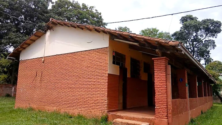 Un pabellón de la escuela tuvo que ser clausurada por daños estructurales en el techo.