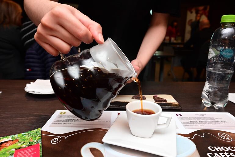 El Perú produce café en el corazón de la Amazonía de la variedad tipo Arábico, que se subdivide en Caturra, Bourbon, Típica, Geisha, Pache, Limani, entre otros, que cuentan con diferentes perfiles, traducidos en una rica mixtura en aroma y sabores envolventes en su calidad y acidez, cremoso en cuerpo y un balance sobresaliente.